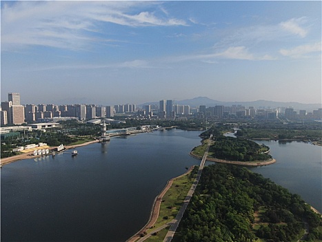 山东省日照市,航拍夏至节气的水上公园,蓝天白云与绿水碧水交相辉映