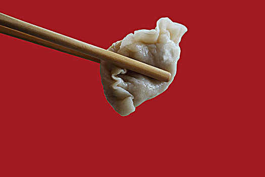 筷子夹着的水饺