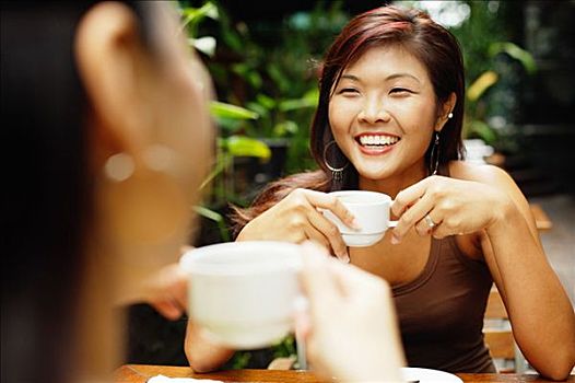 两个女人,拿着,咖啡杯,肩部视角