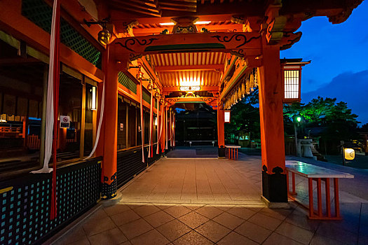 日本京都伏见稻荷大社币殿夜景特写