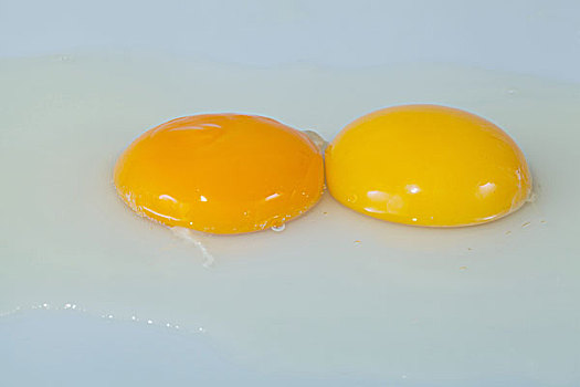 两个鸡蛋黄