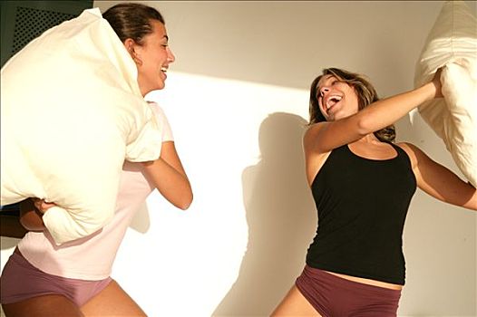 两个女孩,笑,玩,床,膝,枕头仗