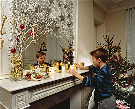男孩,点燃,蜡烛,客厅,圣诞树