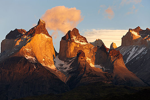 山脉,日出,裴赫湖,托雷德裴恩国家公园,巴塔哥尼亚,智利,南美