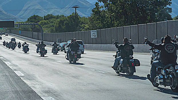 公路上的摩托车队