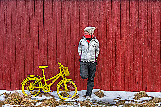美女,靠着,红色,木墙,旁侧,黄色,自行车,罗弗敦群岛