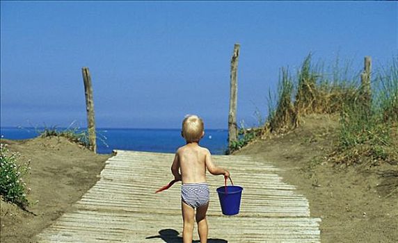孩子,跑,海滩,男孩,桶,假日,夏天,有趣