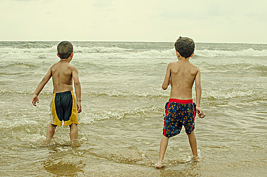 两个男孩,海中