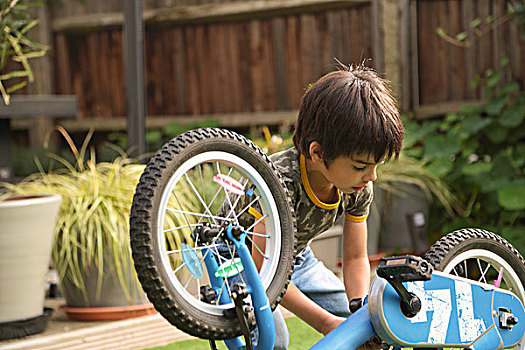 男孩,花园,修理,倒立,自行车,俯视