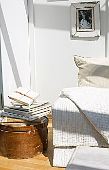 白色,毯子,沙发,靠近,一堆,书本,圆,旧式,存储,盒子,地板
