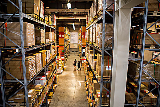 大卖场,的物流中心,仓储中的呈列架上货物整齐有秩序