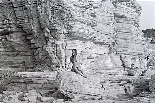 隐藏,岩石构造,伊比沙岛,女孩,坐,石头