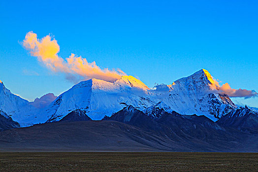 西藏卓木拉日峰日出