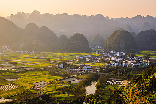 万峰林春色