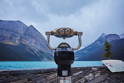 注视,双筒望远镜,旁侧,路易斯湖,艾伯塔省,加拿大