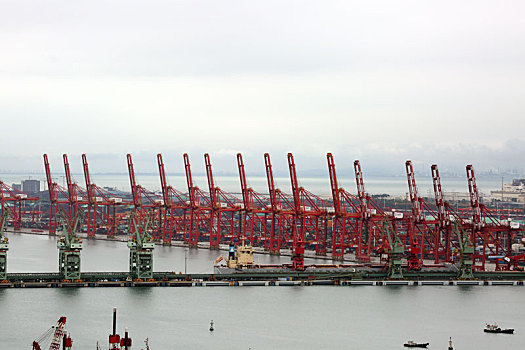 8号台风,巴威,发威,远洋巨轮躲在锚地避风,日照港港口装卸作业暂停