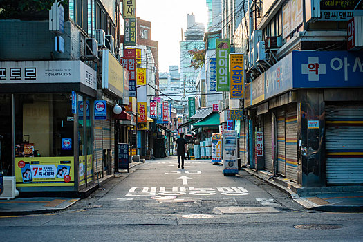 一名韩国市民正走在小巷当中