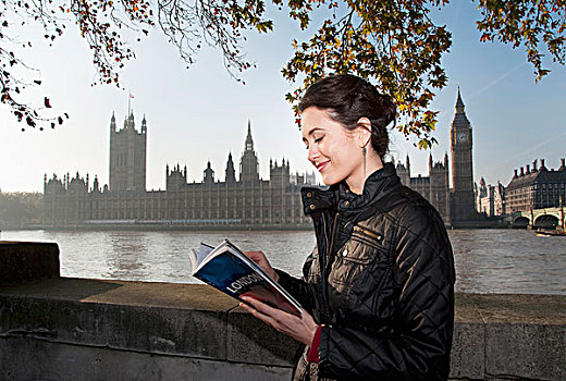 女人,读,旅游指南,伦敦