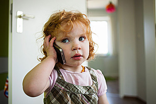 小女孩,机智,电话