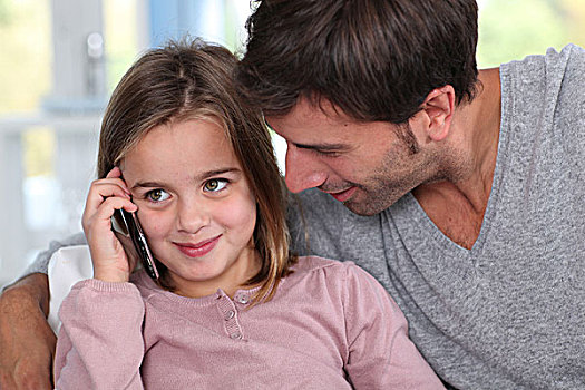 父亲,小女孩,打手机