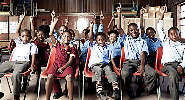 非洲学校,学生,在相机微笑,随着,他们的,手在空气