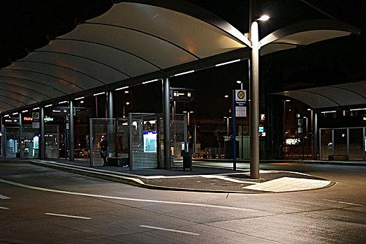 公交车站,火车站,夜晚