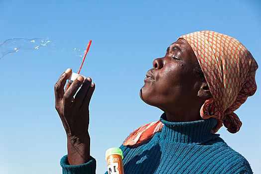 非洲女人,吹泡泡,博茨瓦纳,非洲