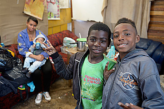 两个男孩,11岁,少妇,婴儿,露营,内战,村镇,波哥大,哥伦比亚,南美