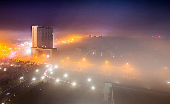 城市夜景平流雾