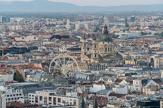 布达佩斯城市景观圣伊什特万圣殿与市中心摩天轮