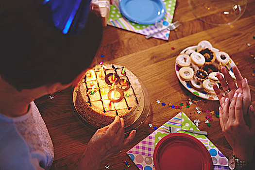 老年,女人,看,生日蛋糕,聚会