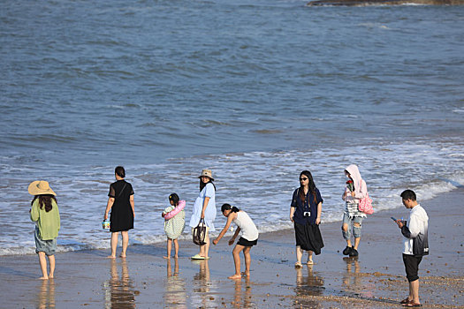 山东省日照市,夏日旅游掀起小高潮,海滨休闲度假人头攒动