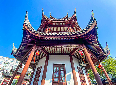 上海七宝古镇的中国古典建筑仰视特写