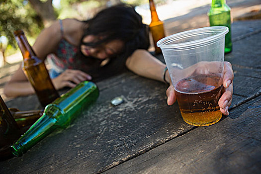 醉酒,女人,睡觉,桌子,拿着,玻璃杯,啤酒,公园
