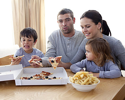 父母,孩子,吃,比萨饼,炸薯条,沙发