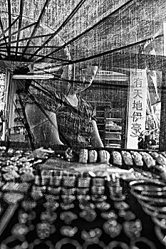 女性,摊贩,微笑,后面,显示屏,饰品,展示,云南,中国