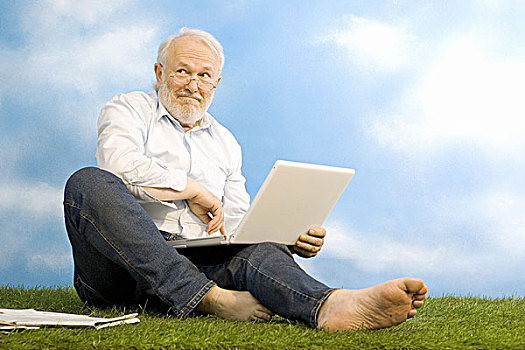 坐,老人,玻璃,笔记本电脑,草地,微笑,注视,侧面,喜悦,序列,男人,60-70岁,灰发,白发,胡须,牛仔裤,赤足,休闲,度假,复原,放松