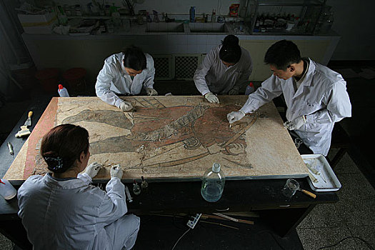 河南洛阳古墓博物馆,壁画修复人员在对壁画进行修复