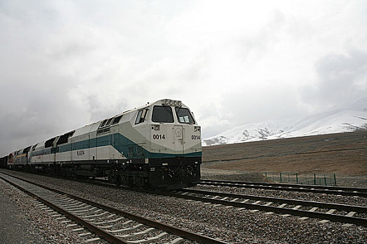 青海玉珠峰下,青藏铁路上行使的火车,青藏铁路上的机车多为美国内燃机车头