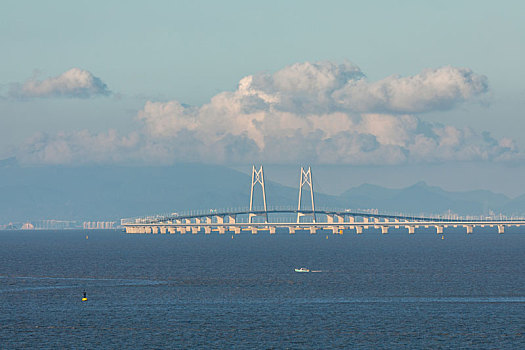 横跨珠江口海域伶仃洋上的港珠澳大桥