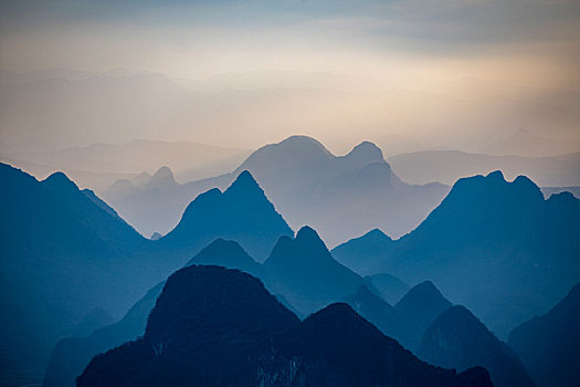 清晨远眺阳光下绵延的群山