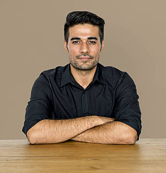 英俊,年轻,男青年,坐,木桌子,看镜头