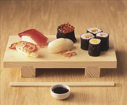 种类,寿司,木桌子,酱油,筷子