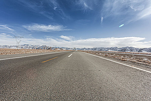 中国西部荒野道路