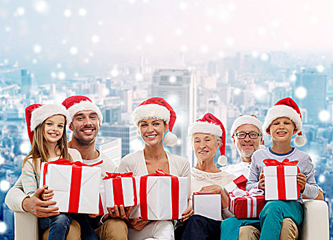 家庭,高兴,休假,人,概念,幸福之家,圣诞老人,帽子,礼盒,坐,沙发,上方,雪,城市,背景