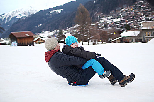 法国,3岁,小男孩,滑雪橇,爸爸,山,冬天