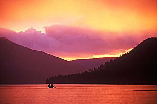 晚间,划船,湖,伯朗湖省立公园,不列颠哥伦比亚省,加拿大