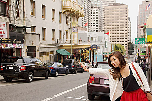 女人,侧面,道路,招手,出租车,旧金山,加利福尼亚,美国