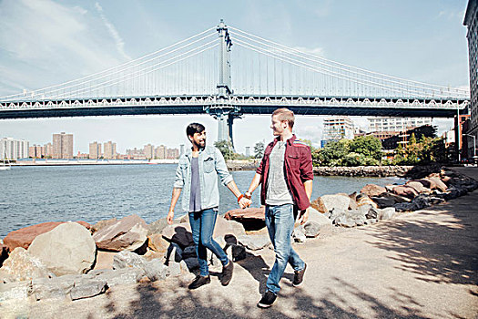 男性,情侣,漫步,河边,曼哈顿大桥,纽约,美国
