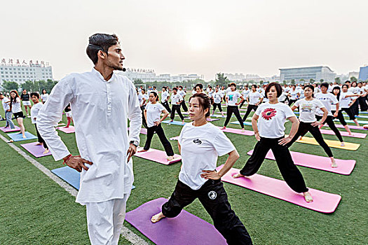河南滑县,世界级瑜伽教练莅临贫困县城指导百人练瑜伽喜迎第三届,国际瑜伽日